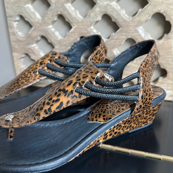 NEW! DONALD J PLINER LEOPARD WEDGE SANDALS - Picture 3 of 10